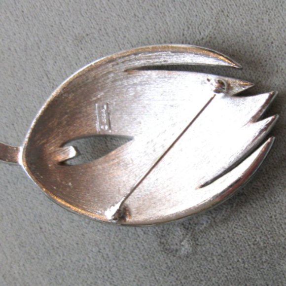 Vintage TRIFARI 1960's Black Enamel & Rhinestone Brooch - Picture 3 of 3